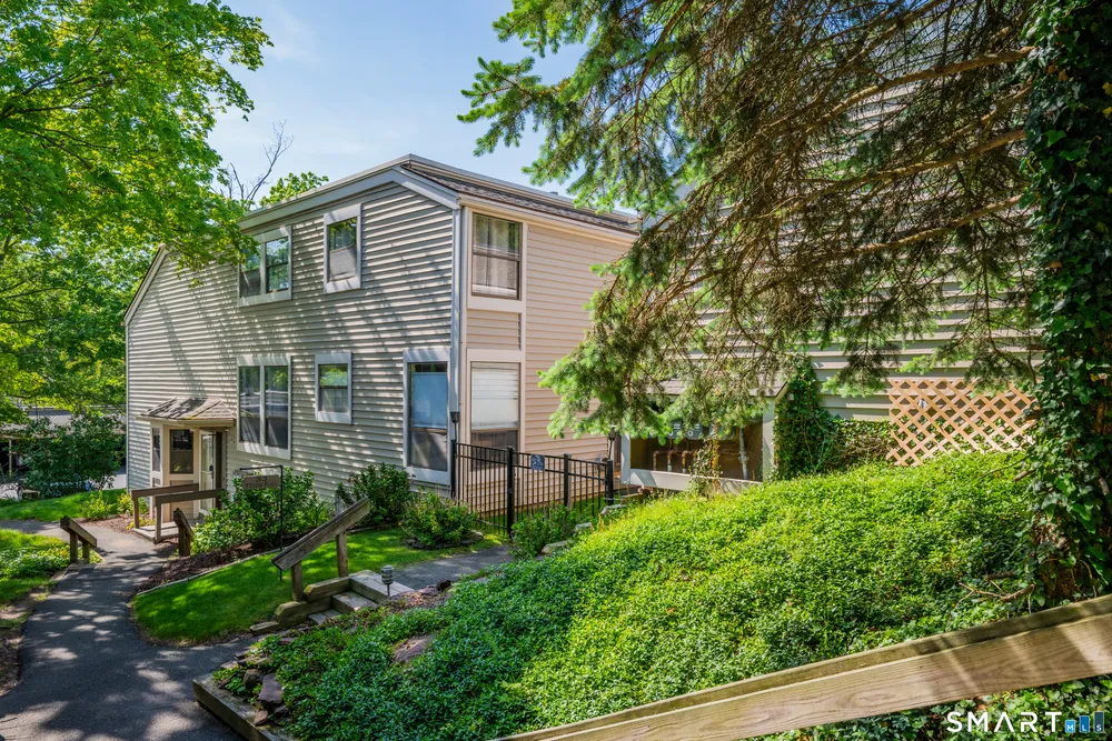 33 Stevens Pl, Rocky Hill, CT 06067