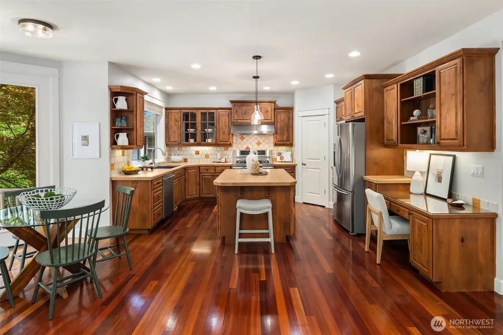 687 Bear Ridge Dr NW, Issaquah, WA 98027