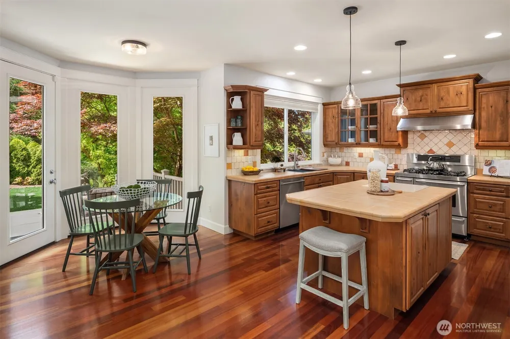 687 Bear Ridge Dr NW, Issaquah, WA 98027