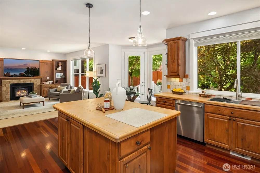 687 Bear Ridge Dr NW, Issaquah, WA 98027