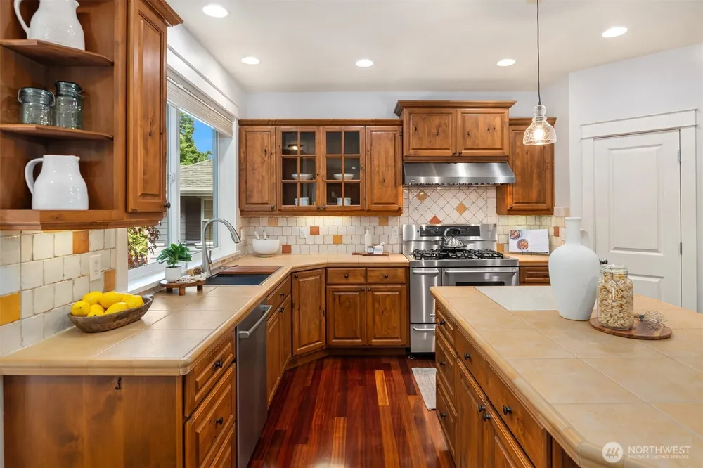 687 Bear Ridge Dr NW, Issaquah, WA 98027