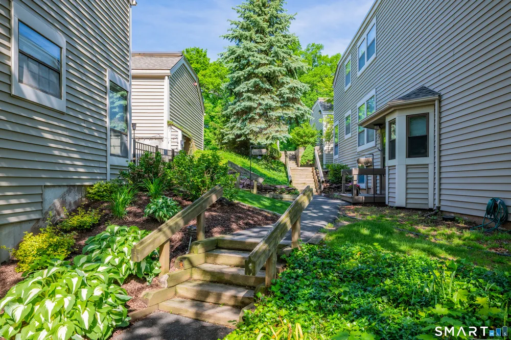 33 Stevens Pl, Rocky Hill, CT 06067