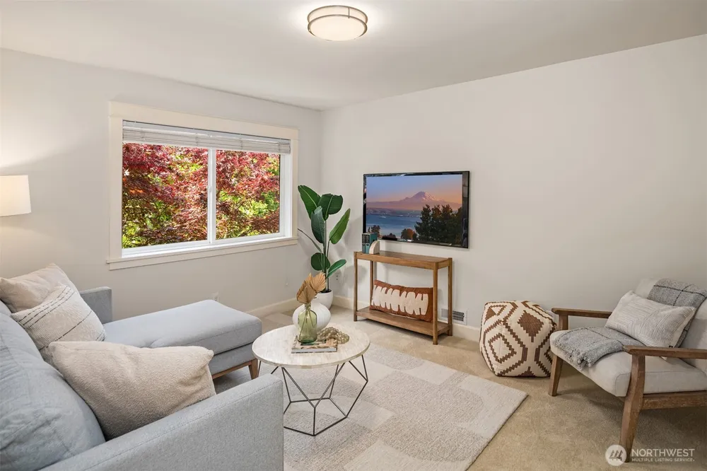 687 Bear Ridge Dr NW, Issaquah, WA 98027