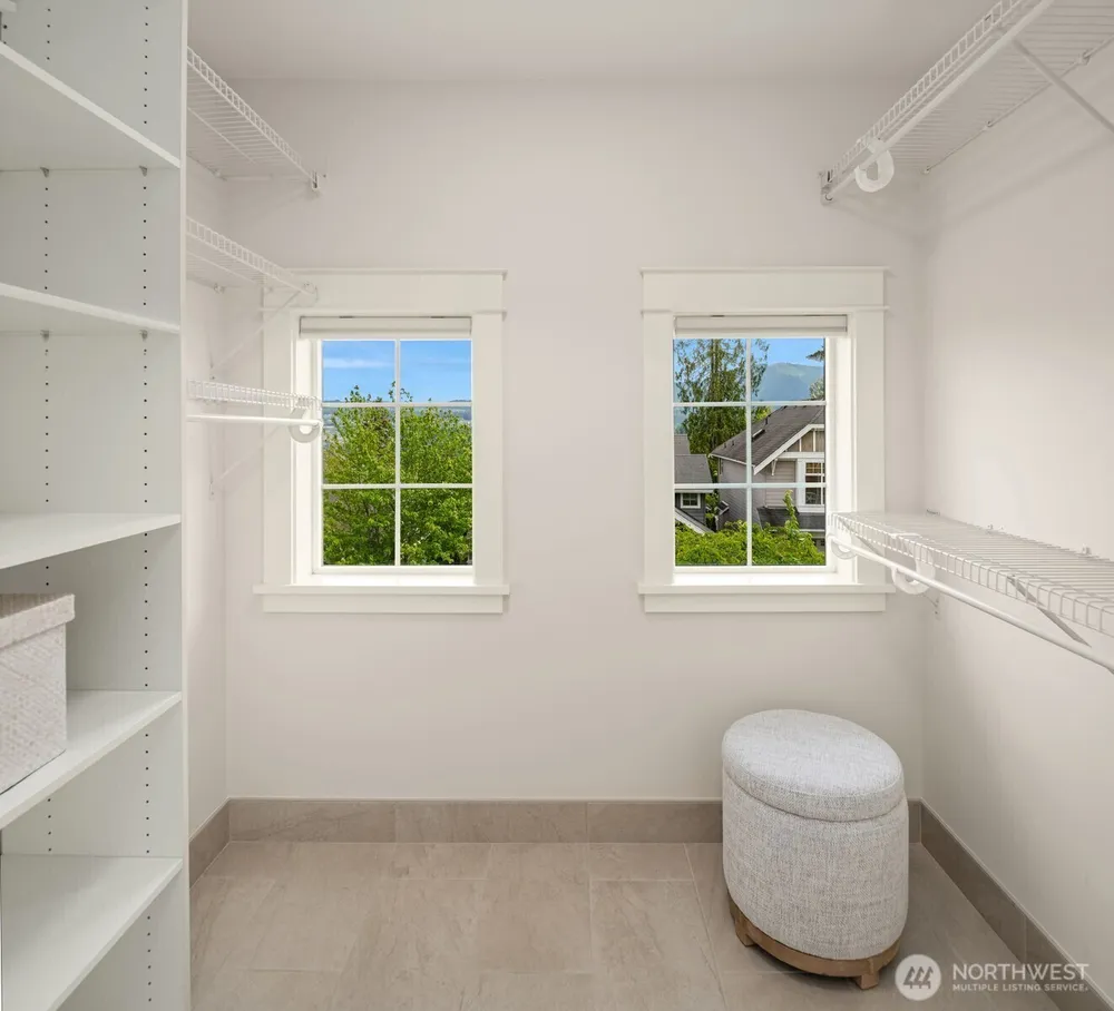 687 Bear Ridge Dr NW, Issaquah, WA 98027