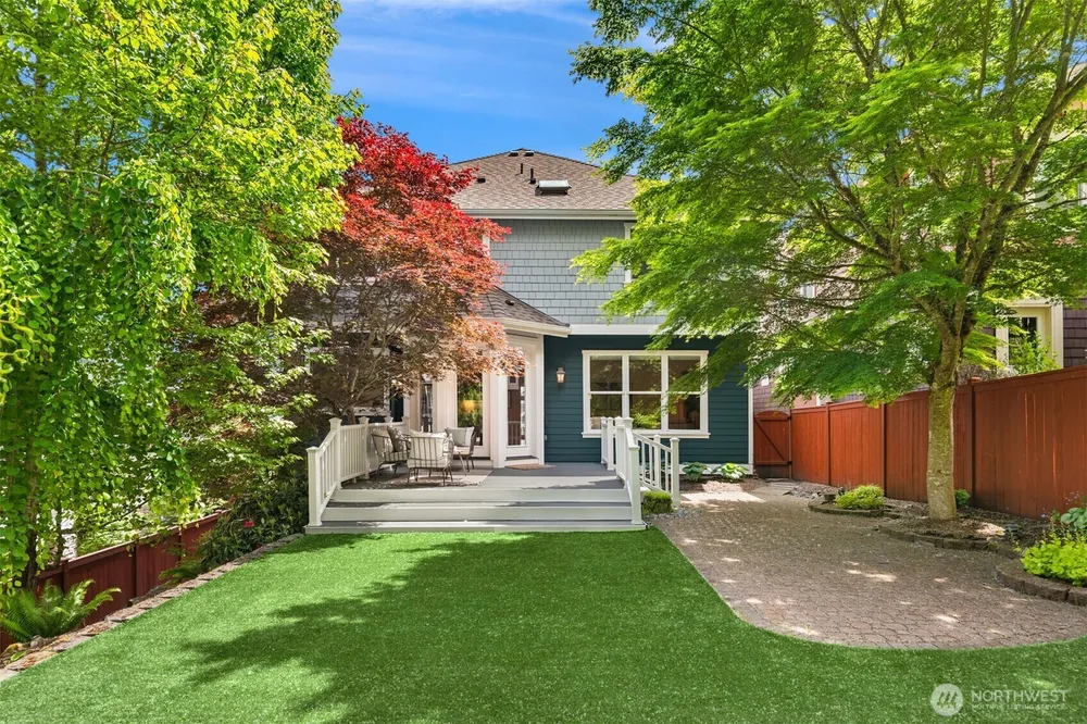 687 Bear Ridge Dr NW, Issaquah, WA 98027