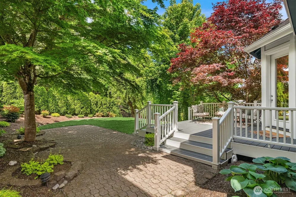 687 Bear Ridge Dr NW, Issaquah, WA 98027
