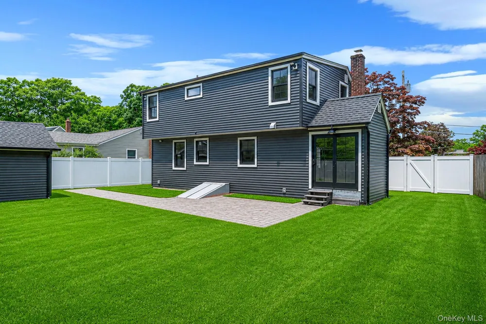 11 Lakewood Ave, Lake Ronkonkoma, NY 11779
