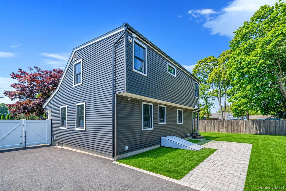 11 Lakewood Ave, Lake Ronkonkoma, NY 11779