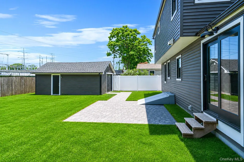 11 Lakewood Ave, Lake Ronkonkoma, NY 11779