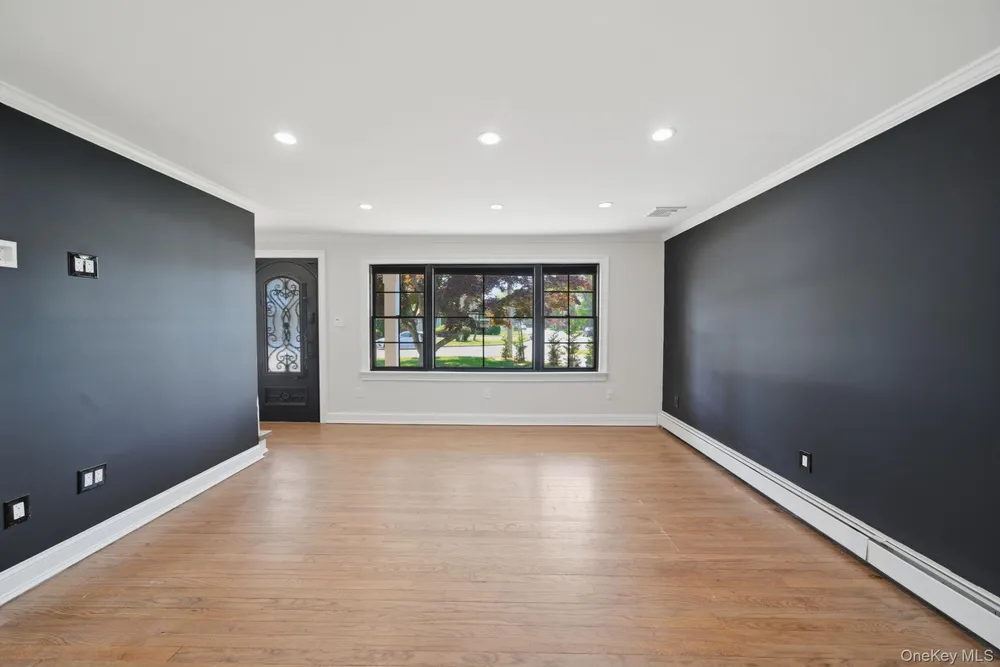 11 Lakewood Ave, Lake Ronkonkoma, NY 11779