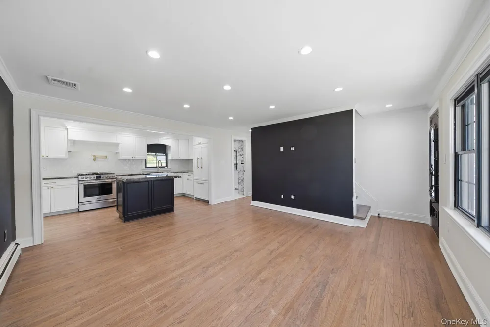 11 Lakewood Ave, Lake Ronkonkoma, NY 11779