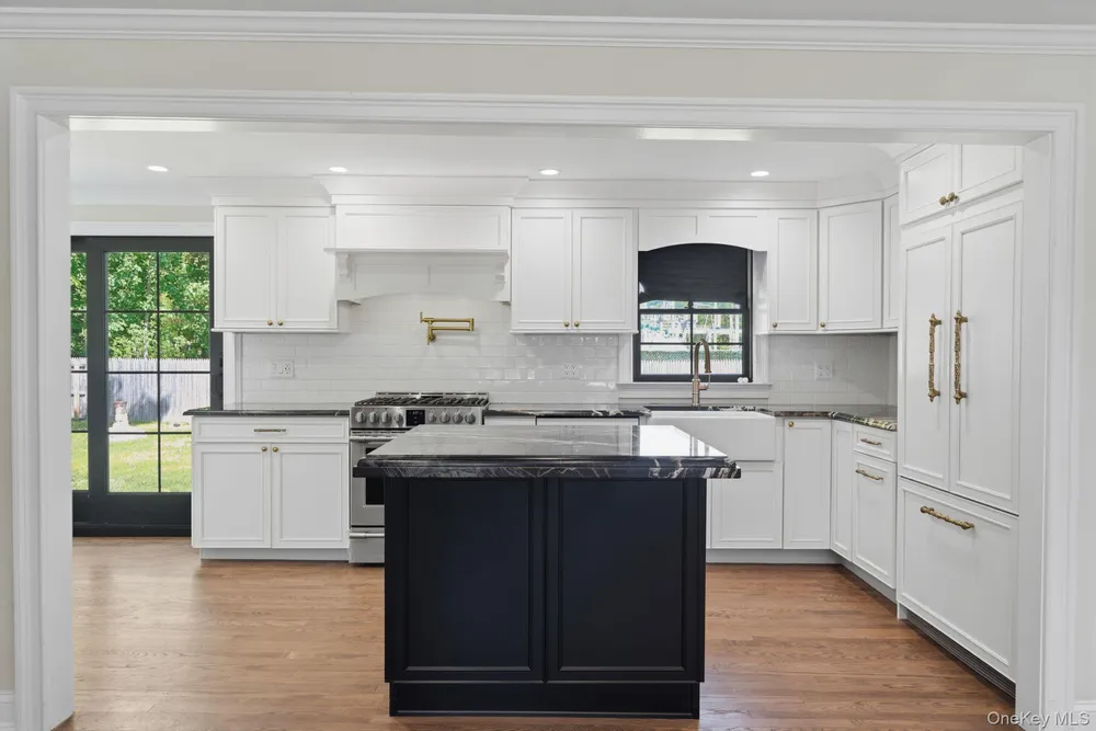 11 Lakewood Ave, Lake Ronkonkoma, NY 11779