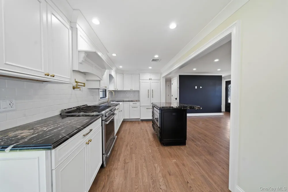 11 Lakewood Ave, Lake Ronkonkoma, NY 11779