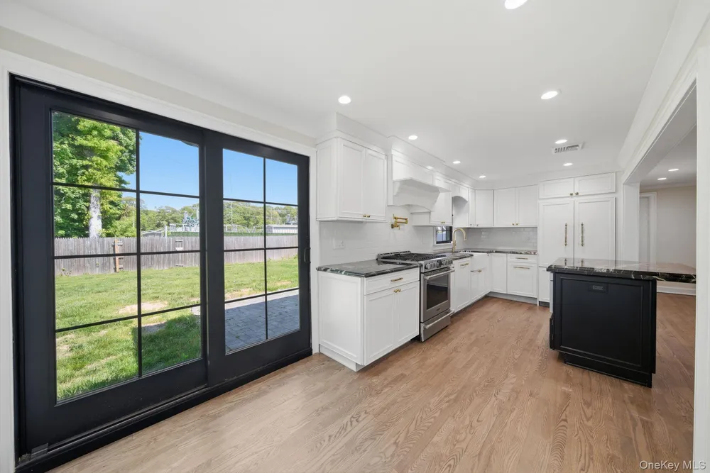 11 Lakewood Ave, Lake Ronkonkoma, NY 11779