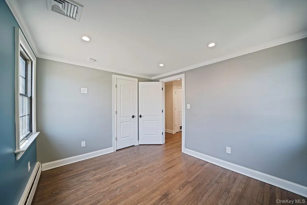 11 Lakewood Ave, Lake Ronkonkoma, NY 11779