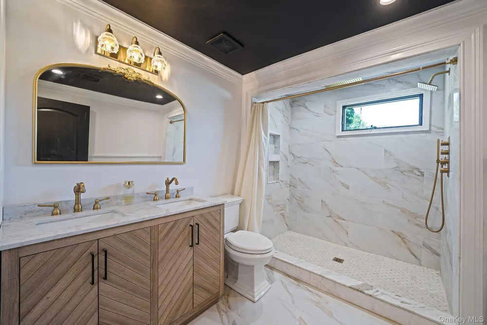 11 Lakewood Ave, Lake Ronkonkoma, NY 11779