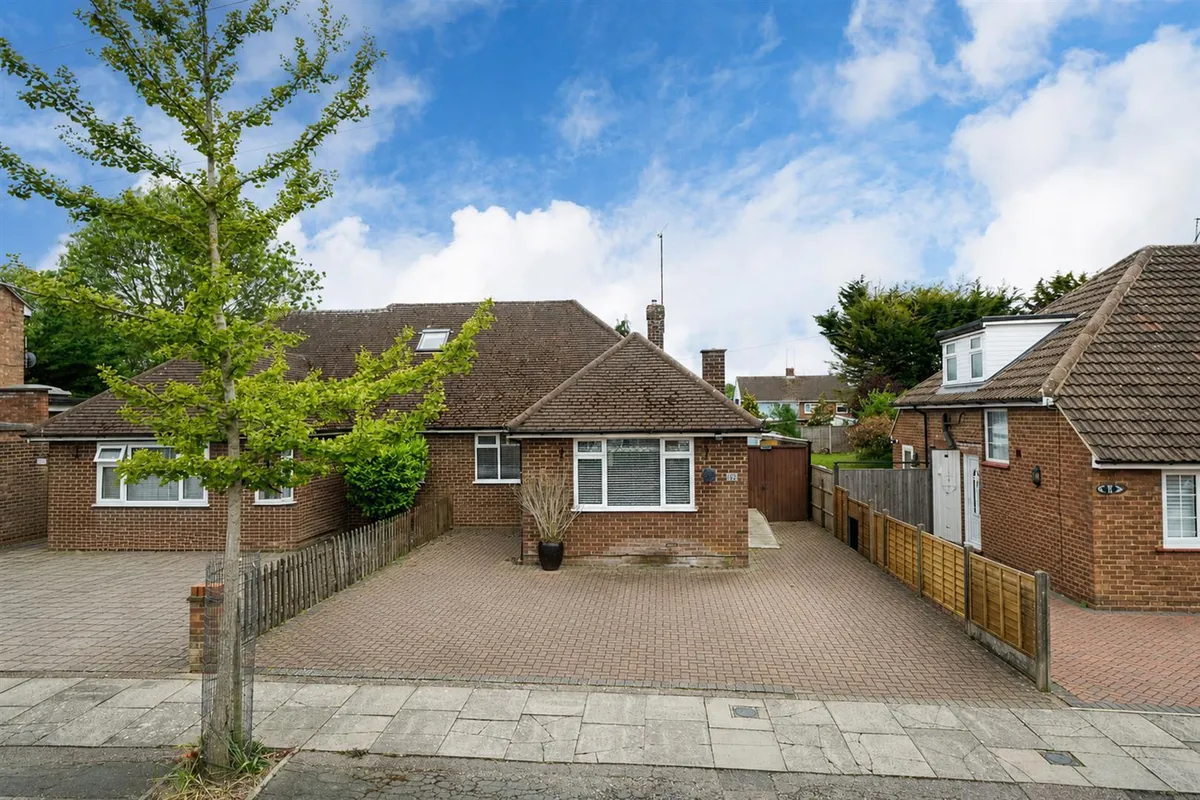 Blows Road, Dunstable, Bedfordshire, LU5 4DB