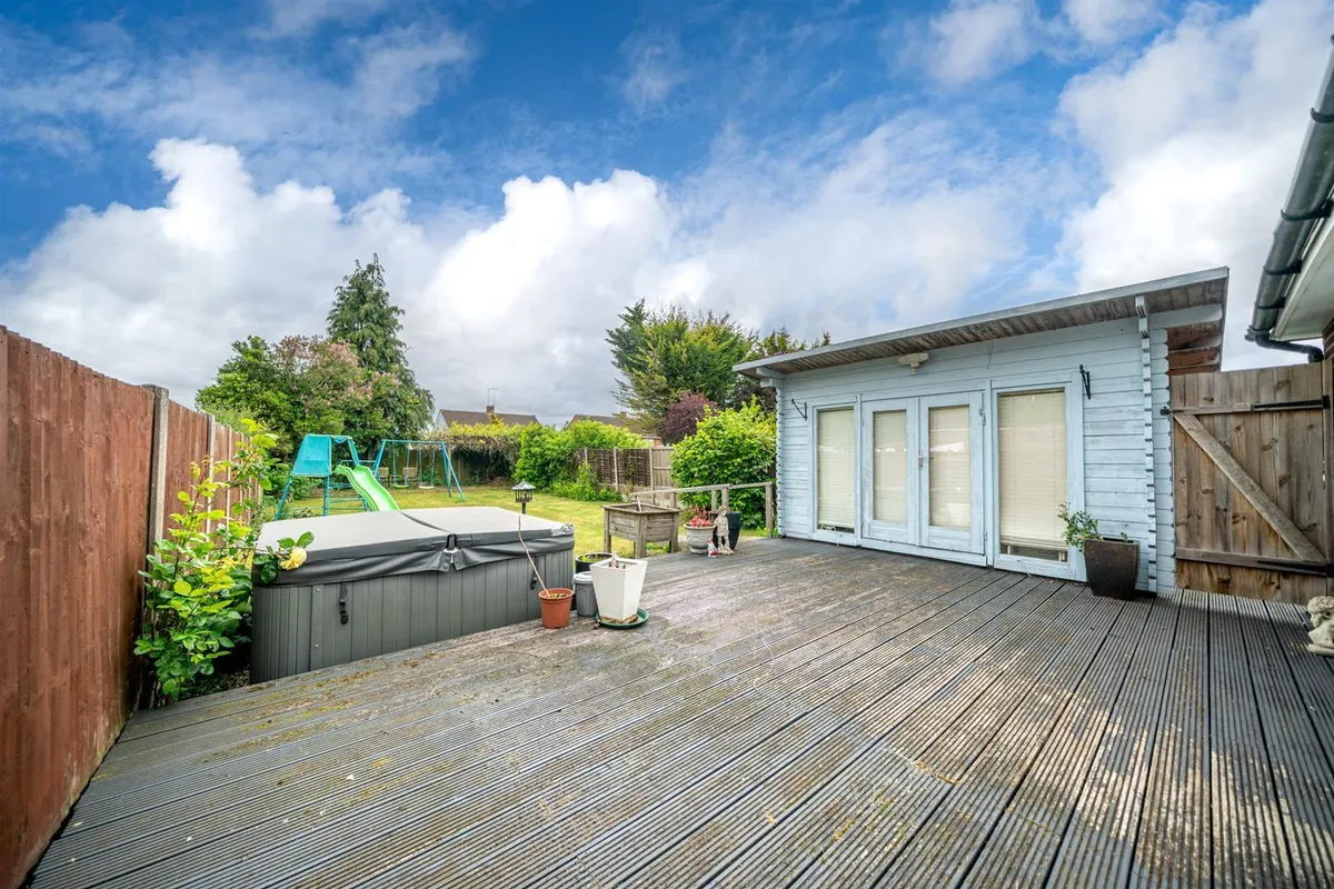 Blows Road, Dunstable, Bedfordshire, LU5 4DB