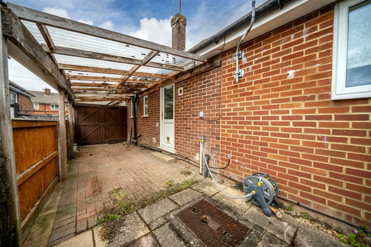 Blows Road, Dunstable, Bedfordshire, LU5 4DB