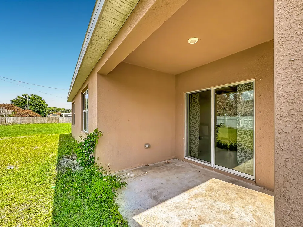 525 SW Twig Ave, Port St Lucie, FL 34983