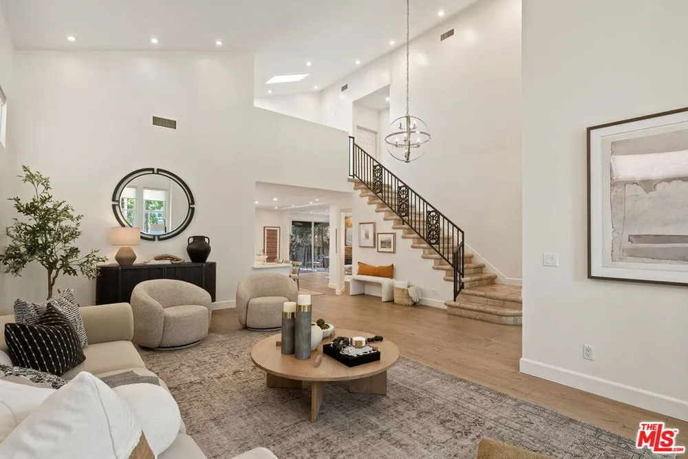 15232 Hartsook St, Sherman Oaks, CA 91403