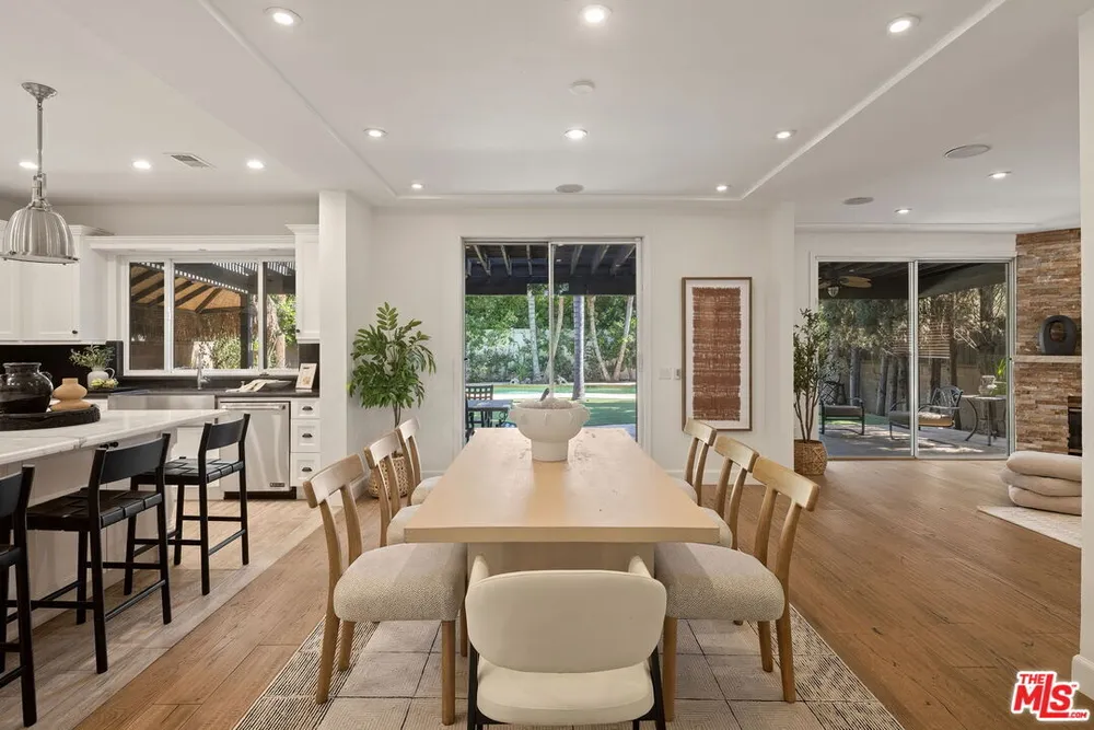 15232 Hartsook St, Sherman Oaks, CA 91403