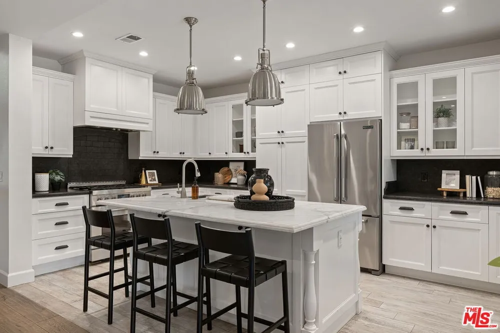 15232 Hartsook St, Sherman Oaks, CA 91403