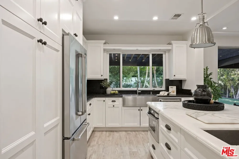 15232 Hartsook St, Sherman Oaks, CA 91403