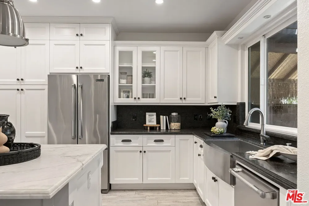 15232 Hartsook St, Sherman Oaks, CA 91403