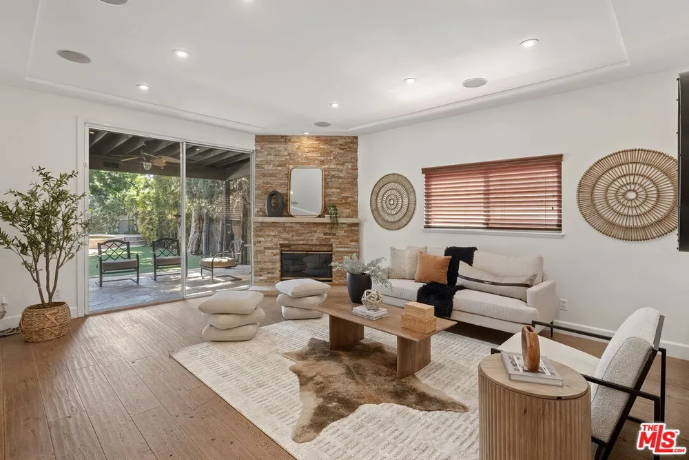 15232 Hartsook St, Sherman Oaks, CA 91403