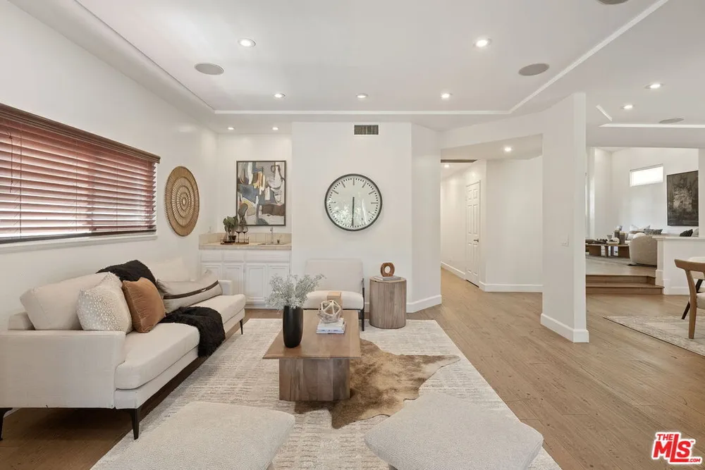15232 Hartsook St, Sherman Oaks, CA 91403