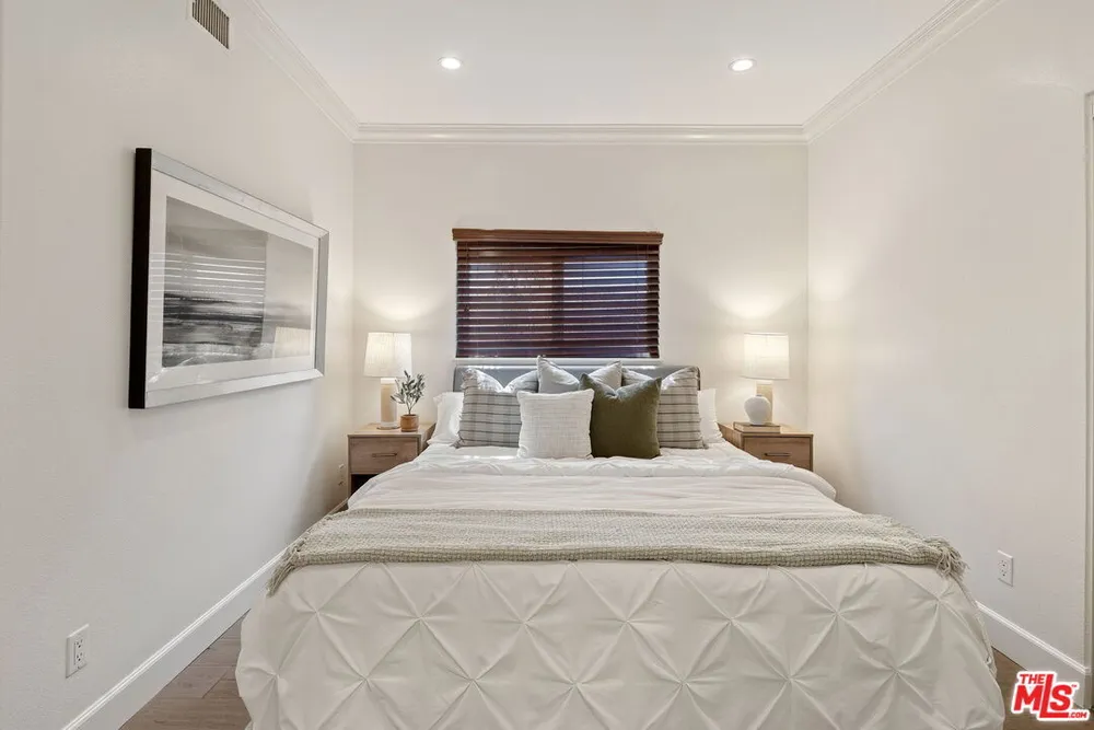 15232 Hartsook St, Sherman Oaks, CA 91403