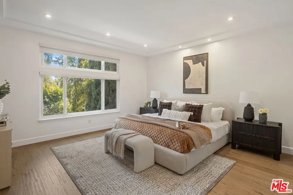 15232 Hartsook St, Sherman Oaks, CA 91403