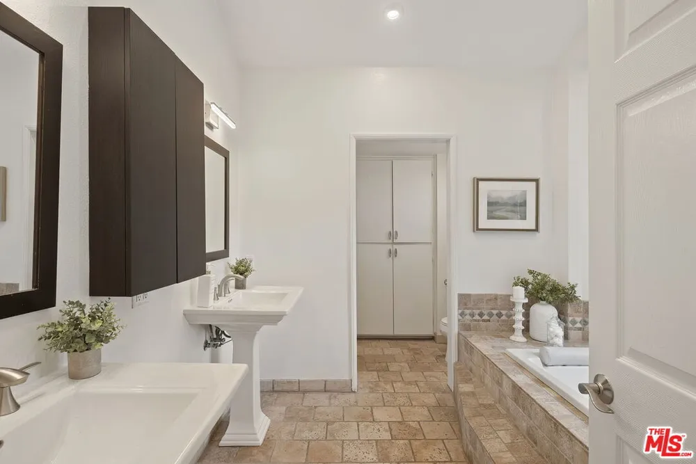 15232 Hartsook St, Sherman Oaks, CA 91403