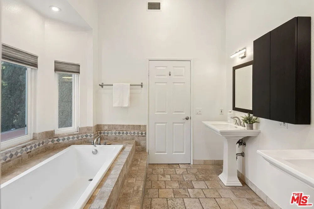 15232 Hartsook St, Sherman Oaks, CA 91403