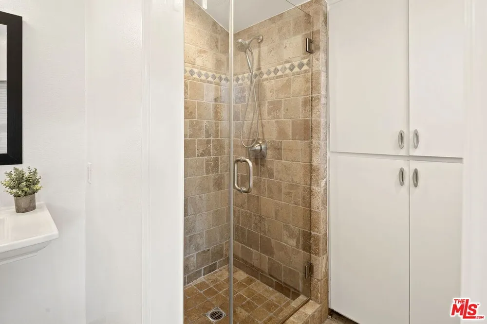 15232 Hartsook St, Sherman Oaks, CA 91403