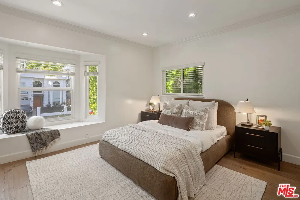 15232 Hartsook St, Sherman Oaks, CA 91403