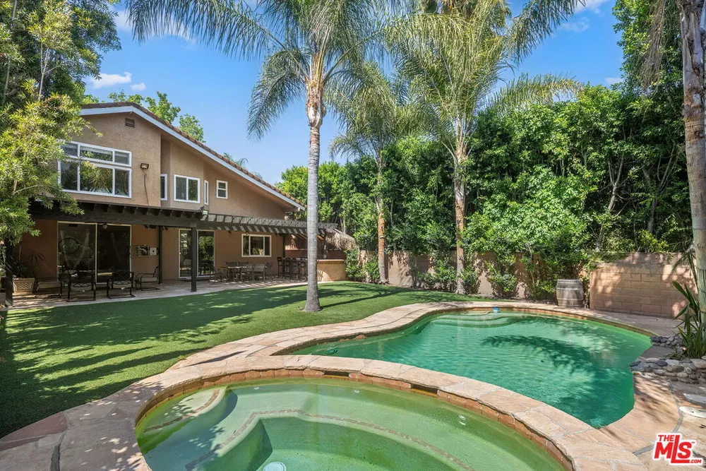15232 Hartsook St, Sherman Oaks, CA 91403