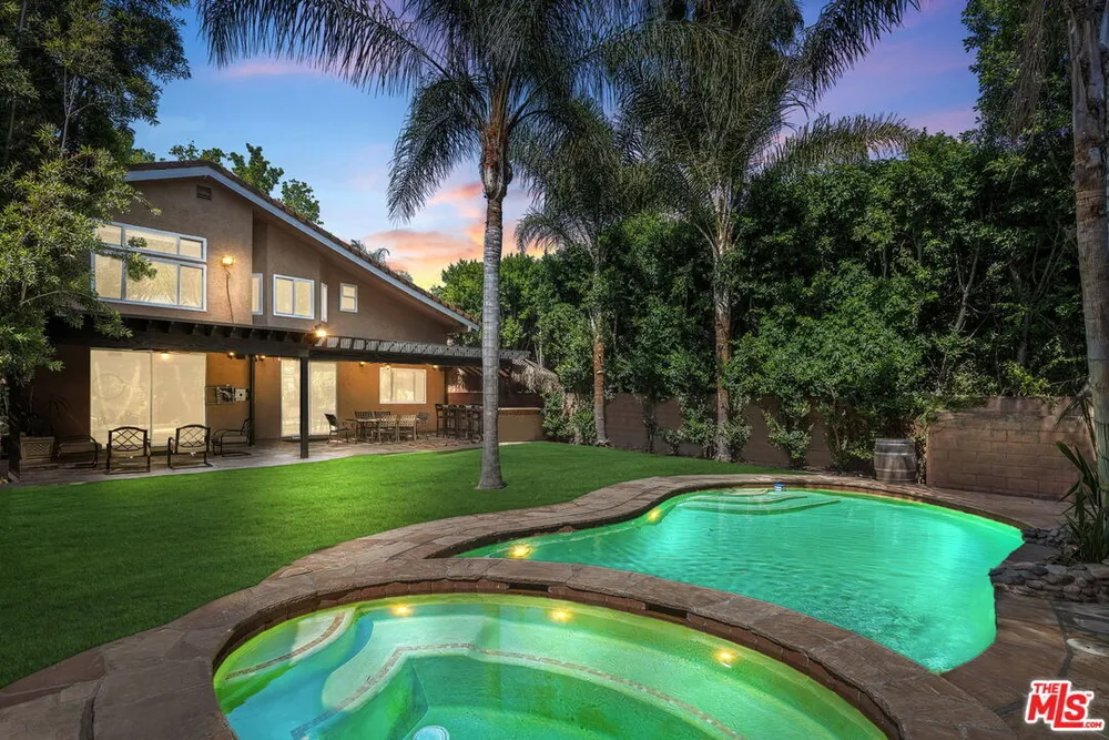 15232 Hartsook St, Sherman Oaks, CA 91403