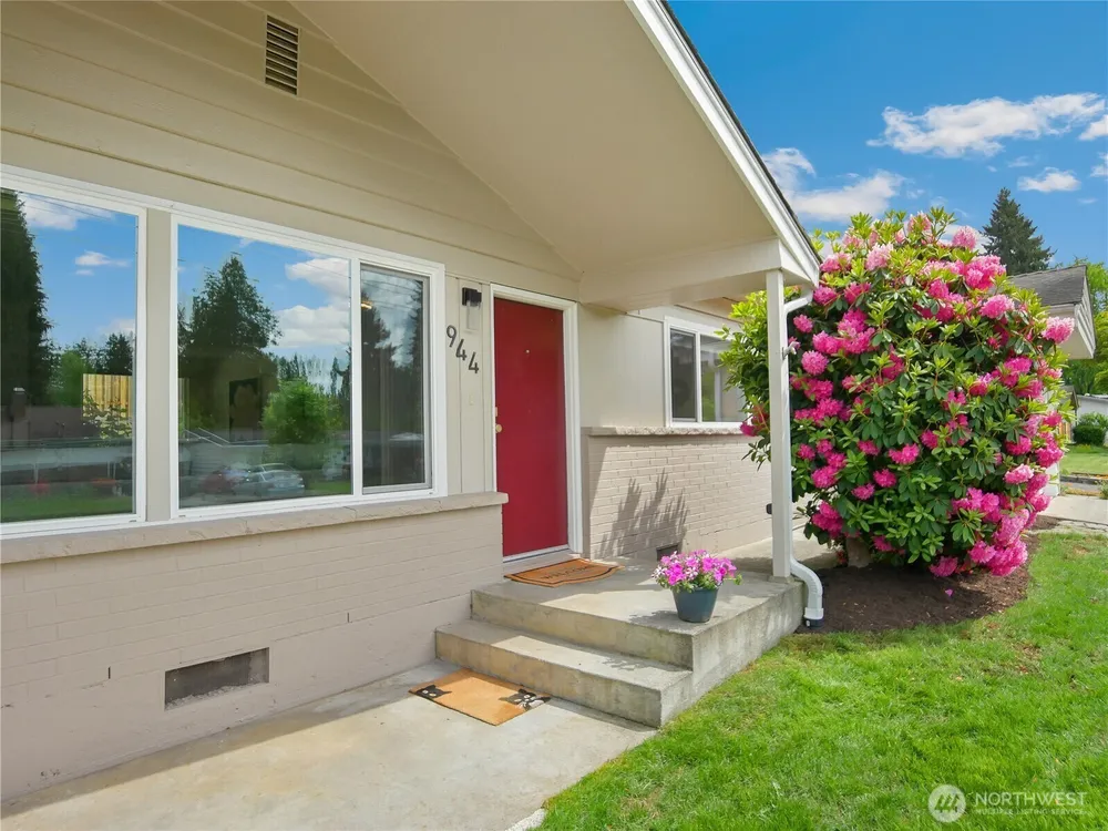 944 165th Ave SE, Bellevue, WA 98008