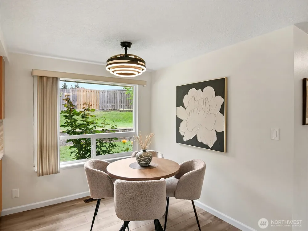 944 165th Ave SE, Bellevue, WA 98008