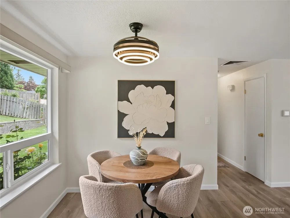 944 165th Ave SE, Bellevue, WA 98008