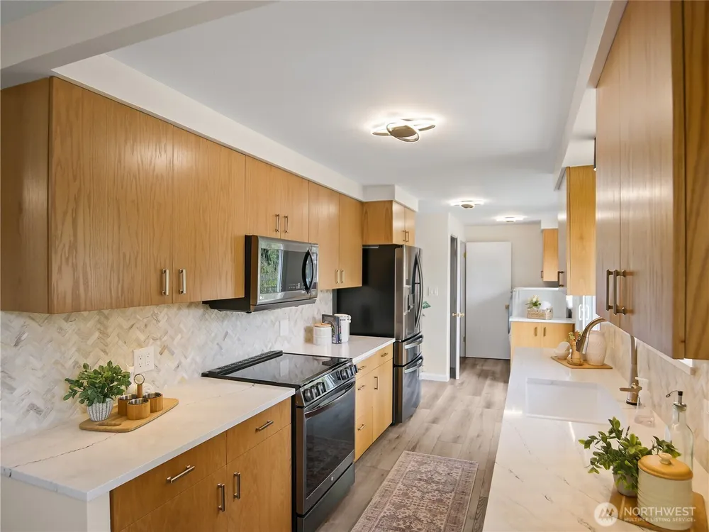 944 165th Ave SE, Bellevue, WA 98008