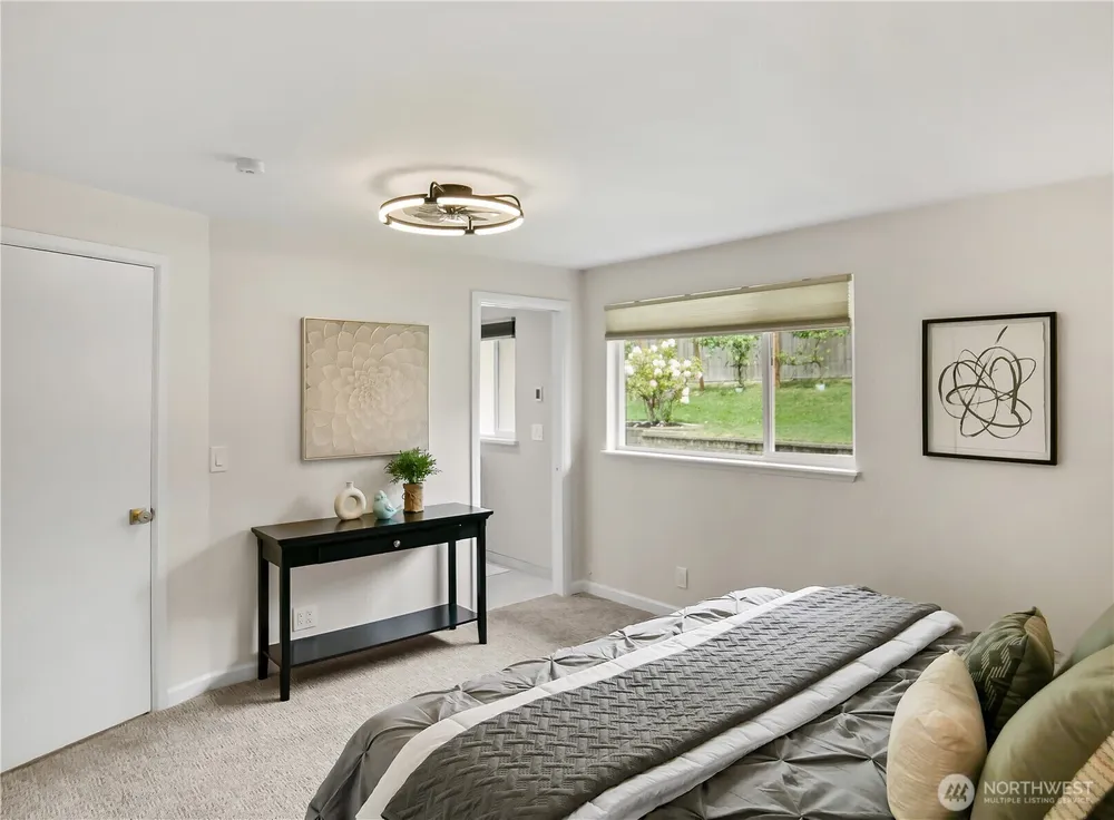 944 165th Ave SE, Bellevue, WA 98008