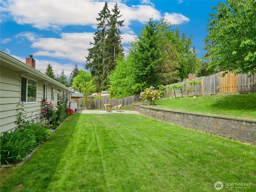 944 165th Ave SE, Bellevue, WA 98008