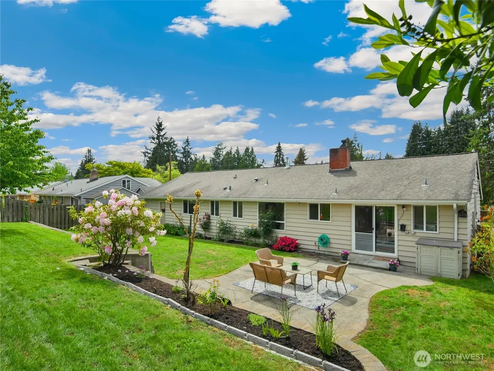 944 165th Ave SE, Bellevue, WA 98008