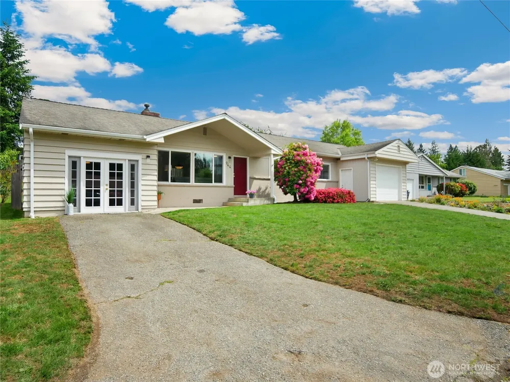 944 165th Ave SE, Bellevue, WA 98008