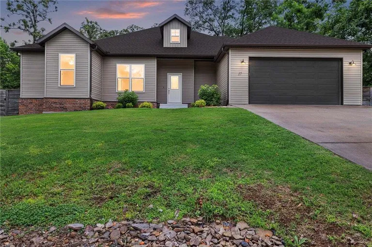 17 Worth Pl, Bella Vista, AR 72715