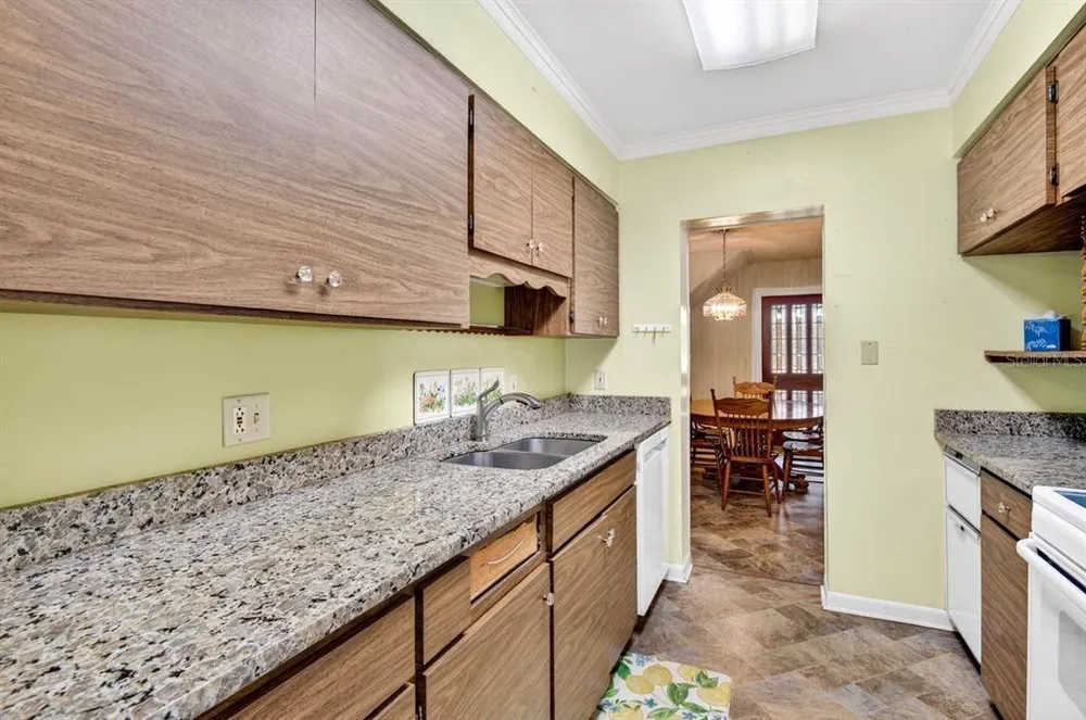 825 W Whatley Pl, Tampa, FL 33604