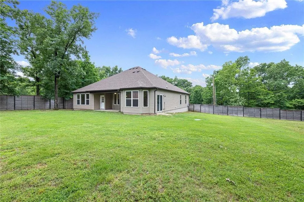 17 Worth Pl, Bella Vista, AR 72715